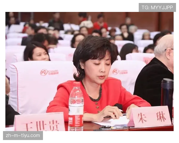朱琳机场随手一掏,钱包比我整个月房租还厚 朱琳机场随手一掏,钱包比我整个月房租还厚